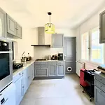 Constance - Swimming Pool & Parking - Sleeps 8