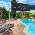 Constance - Swimming Pool & Parking - Sleeps 8