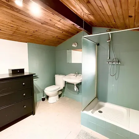Constance - Swimming Pool & Parking - Sleeps 8 *