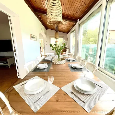 Constance - Swimming Pool & Parking - Sleeps 8