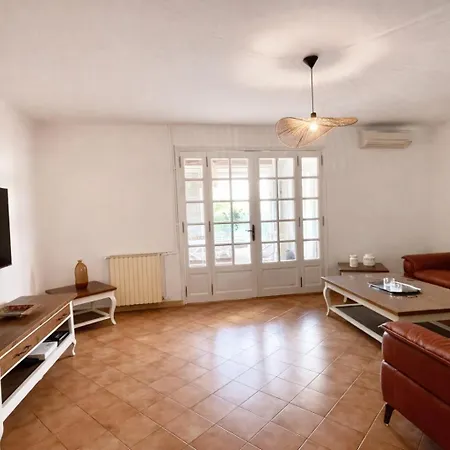 Constance - Swimming Pool & Parking - Sleeps 8