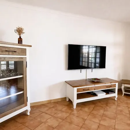 Constance - Swimming Pool & Parking - Sleeps 8 *